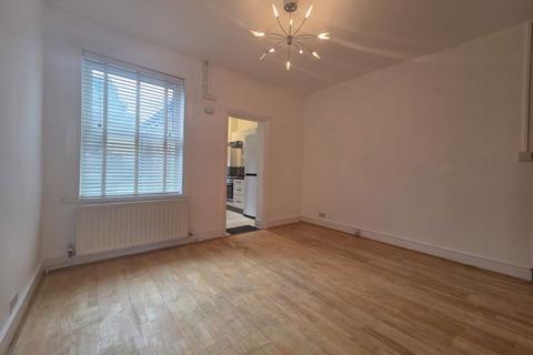 2 bedroom house to rent, Mayfield Road, London E17