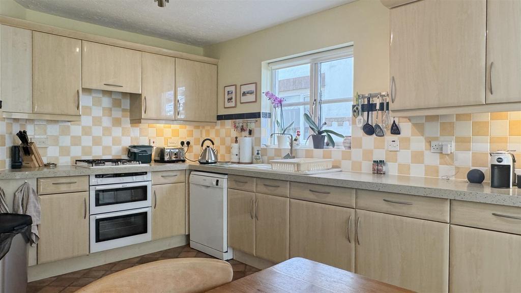 Kitchen 4.jpg