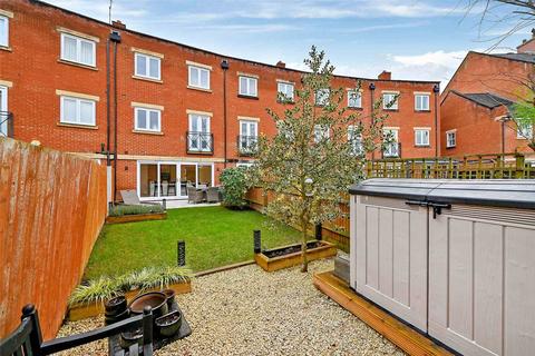 32 Longbourn, Windsor, SL4 3TN