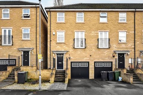 4 bedroom townhouse for sale, Jilling Gardens, Dewsbury, West Yorkshire