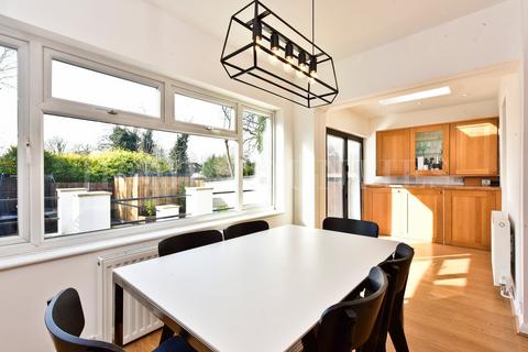 30 Brackendale, Potters Bar, EN6 2LU