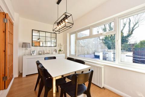 30 Brackendale, Potters Bar, EN6 2LU