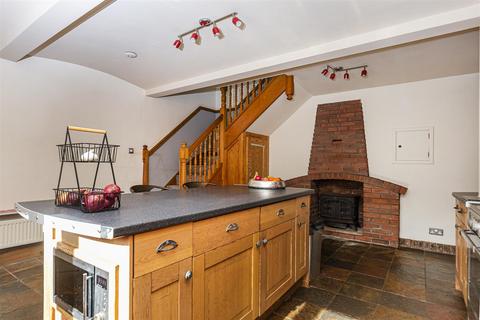 3 bedroom end of terrace house for sale, Birchencliffe Hill Road, Huddersfield HD3
