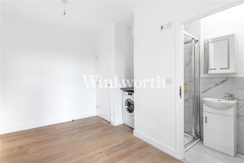 Studio to rent, Duckett Road, London, N4