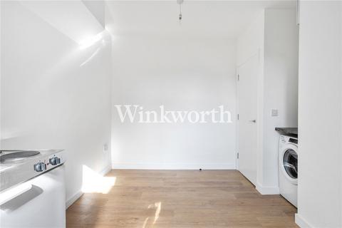 Studio to rent, Duckett Road, London, N4