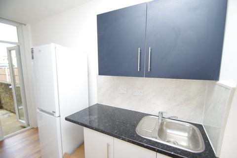 Studio to rent, Whippendell Road, Watford, WD18