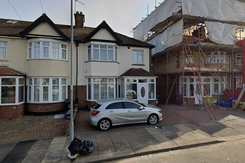 3 bedroom semi-detached house to rent, Mortlake Road, Ilford