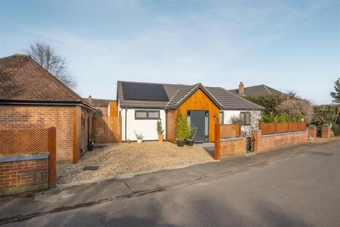 4 bedroom detached bungalow to rent, The Friary, Old Windsor