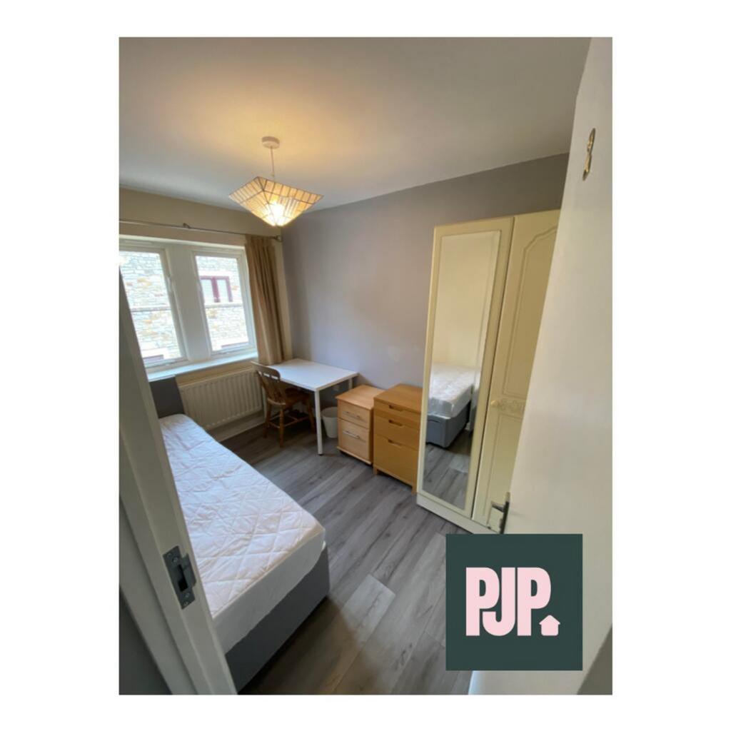 Bright and inviting double bedroom featuring am...
