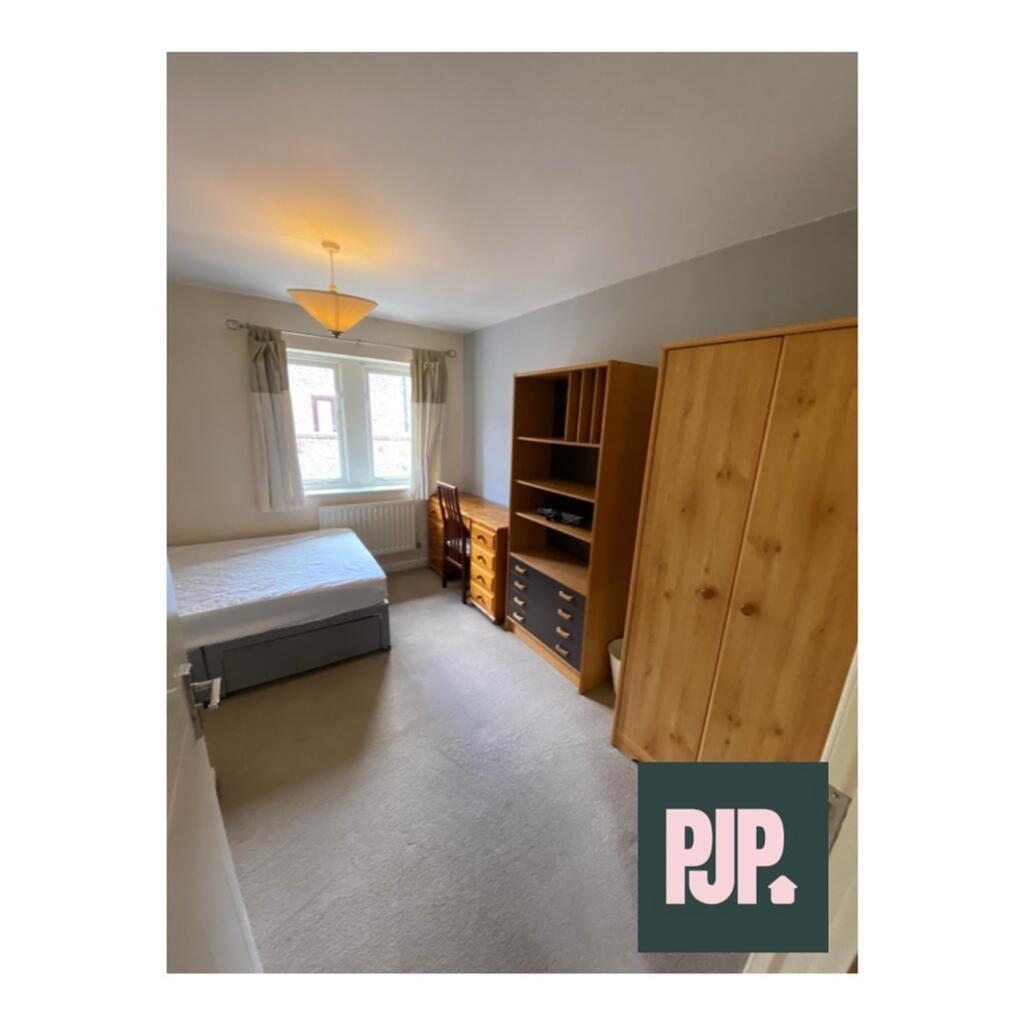 A cozy double bedroom featuring a comfortable b...