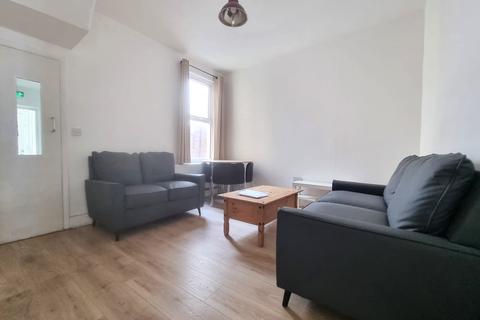 4 bedroom terraced house to rent, Hilda Road, London E16