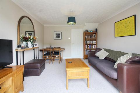 2 bedroom house for sale, Field Way, Aylesbury