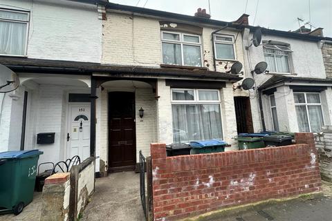 2 bedroom maisonette for sale, Harwoods Road, Watford WD18