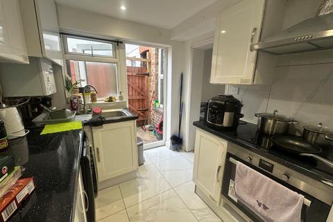 2 bedroom maisonette for sale, Harwoods Road, Watford WD18