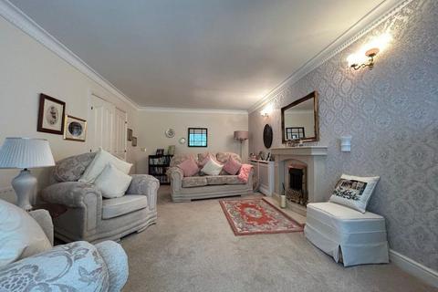 2 bedroom flat for sale, Canford Cliffs Road, Poole BH13