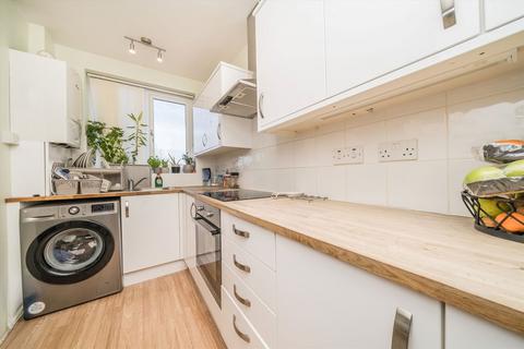 2 bedroom flat for sale, Elmbridge Avenue, Surbiton KT5