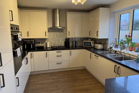 4 bedroom semi-detached house for sale, Savile Place, Mirfield WF14