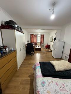 Studio to rent, Kingsley Road, Hounslow TW3