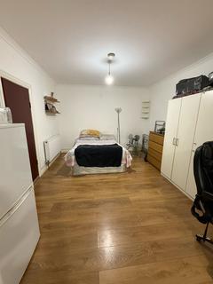 Studio to rent, Kingsley Road, Hounslow TW3