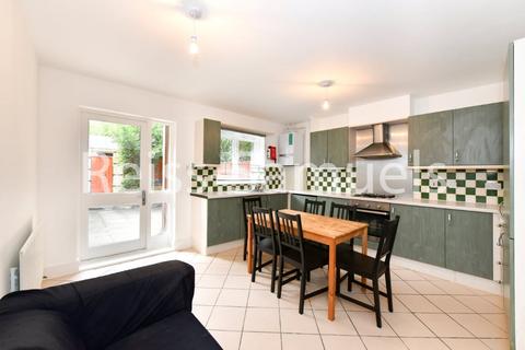 5 bedroom terraced house to rent, Ferry Street, London E14