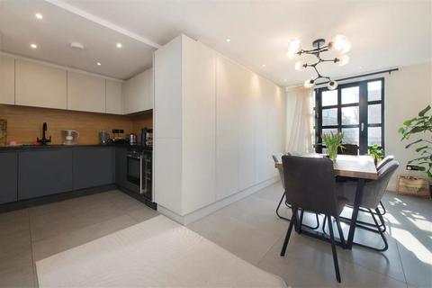 2 bedroom flat for sale, Quaker Street, London E1