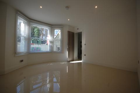 3 bedroom flat to rent, Cardigan Road, Richmond TW10