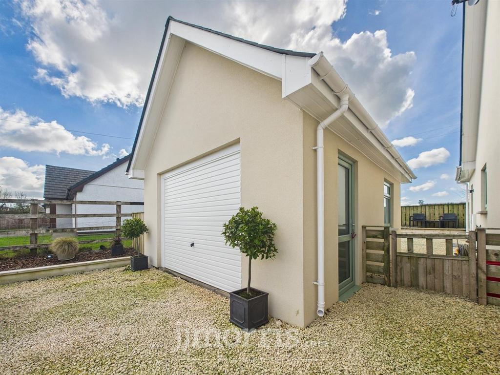 Detached Garage