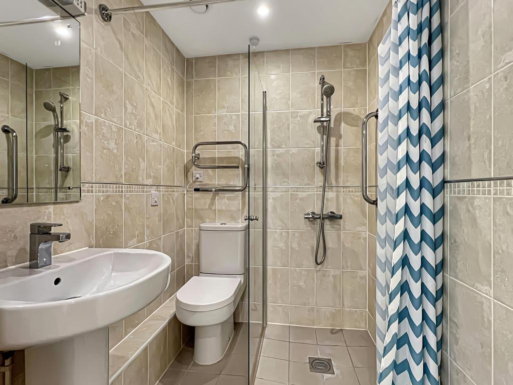 Family Bathroom/Wet-Room
