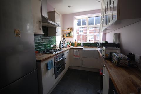 2 bedroom flat to rent, Hartington Road, London SW8