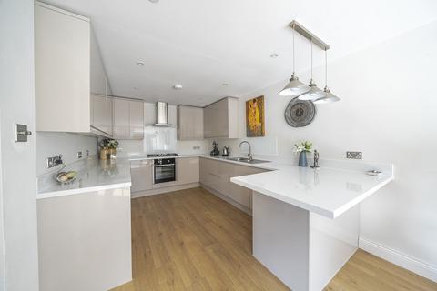 3 bedroom end of terrace house for sale, Azalea Walk, Pinner