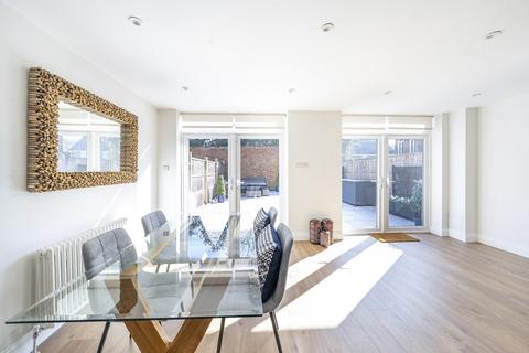 3 bedroom end of terrace house for sale, Azalea Walk, Pinner