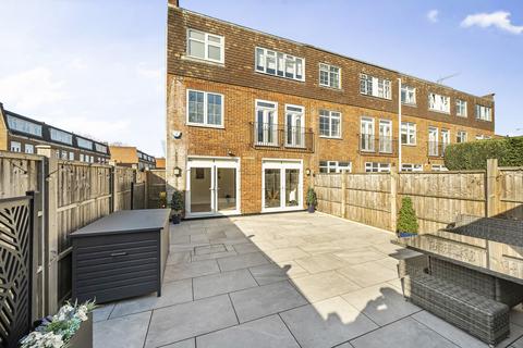 3 bedroom end of terrace house for sale, Azalea Walk, Pinner