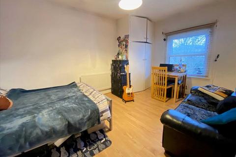 Studio to rent, Argyle Road, West Ealing