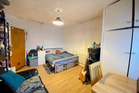 Studio to rent, Argyle Road, West Ealing