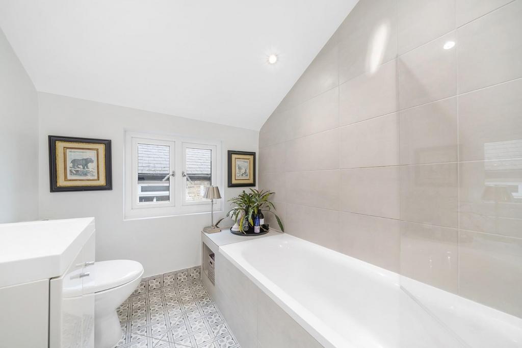 Bathroom 1.jpg