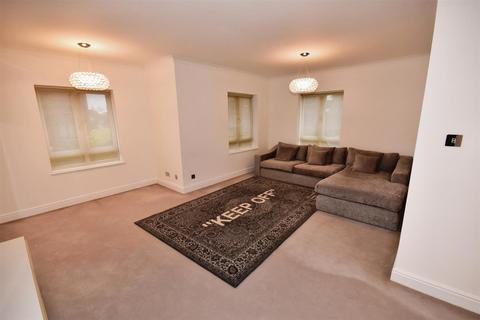 3 bedroom apartment for sale, Boleyn Court, Epping New Road, Buckhurst Hill IG9