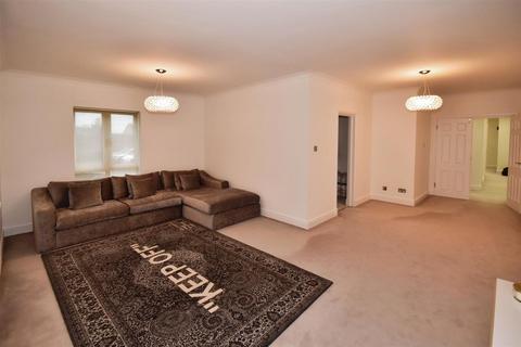 3 bedroom apartment for sale, Boleyn Court, Epping New Road, Buckhurst Hill IG9