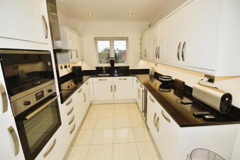 3 bedroom apartment for sale, Boleyn Court, Epping New Road, Buckhurst Hill IG9