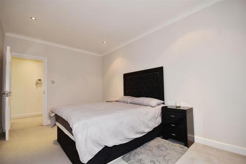 3 bedroom apartment for sale, Boleyn Court, Epping New Road, Buckhurst Hill IG9