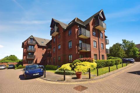 3 bedroom apartment for sale, Boleyn Court, Epping New Road, Buckhurst Hill IG9