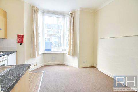 Studio to rent, Whittington Road, Bounds Green, London, N22