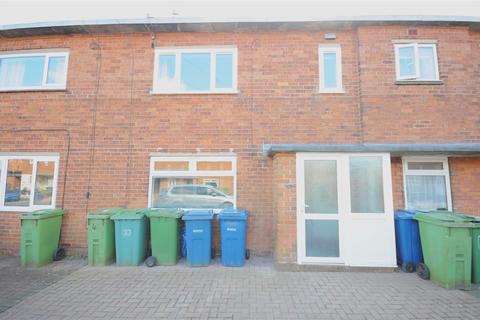 2 bedroom flat to rent, Poplar Close, Stone