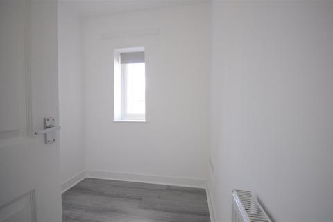 2 bedroom flat to rent, Poplar Close, Stone