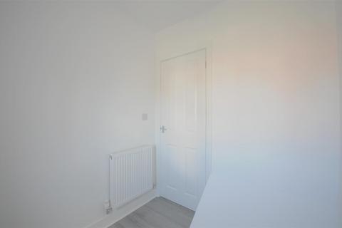 2 bedroom flat to rent, Poplar Close, Stone