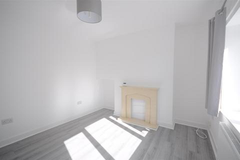 2 bedroom flat to rent, Poplar Close, Stone