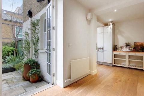 3 bedroom flat to rent, Kensington Court, London, W8