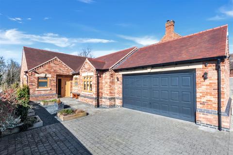 3 bedroom detached bungalow for sale, Greenhill, Evesham