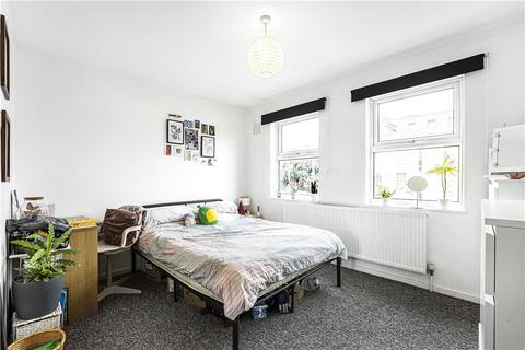 3 bedroom terraced house to rent, Crosby Walk, London, E8