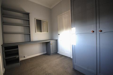 3 bedroom flat to rent, Harvard Road, Isleworth TW7