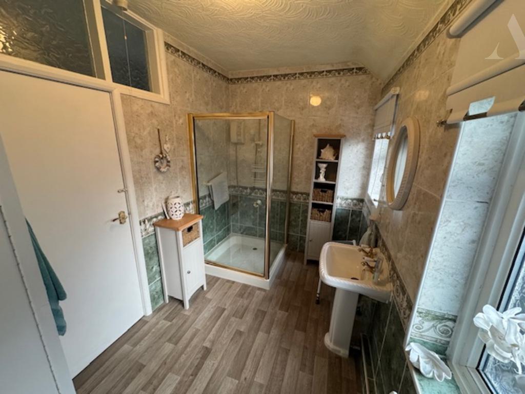 61 Asquith Road bathroom